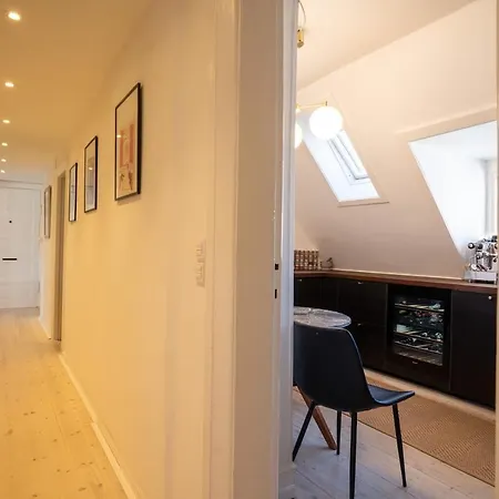 Bright And Spacious Penthouse In Lejlighed København